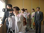 景色を眺めるグランディア芳泉若女将