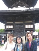 愛染堂 多宝塔前にて 女将