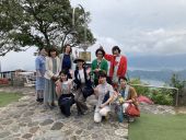 幸せの鐘の前で・・
