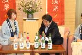 安倍総理は「女将」を手に取ってお話し下さいました。
