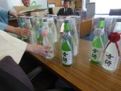 「SINDOU」のリボンに飾られて官邸に出発。