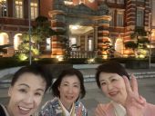 官邸にたどり着けず東京駅へ直行の三人 寒かったぁ