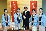 首相官邸にて 安倍首相と「女将」