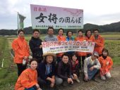 稲刈りあとに全員で・・女将の田んぼ