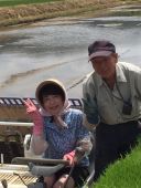 グランディア芳泉女将が田植え機に・・