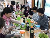 梅醤油を女将たちで・・
