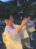 三国節に合わせて踊り歩きます