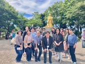 紫式部公園紫式部像の前で龍田副市長と女将