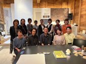 後ろのスクリーンはレクサス発表会時の和紙